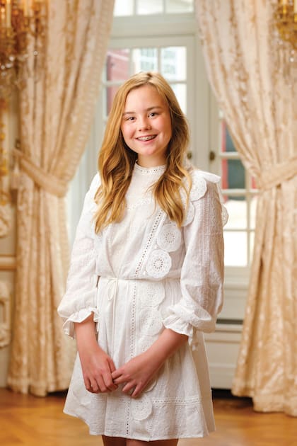 Los posados familiares que hacen en el inicio de sus vacaciones y para las fiestas son de las pocas circunstancias en que se la solía ver a la menor de las hijas de Máxima y Guillermo Alejandro. Este es de 2020.