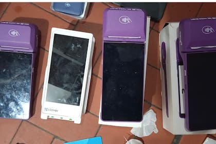 Los posnet secuestrados durante el operativo policial (Prensa MPFCABA)