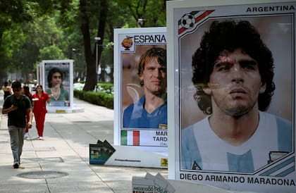 Los posters Diego Maradona y Marco Tardelli, en el DF mexicano, que se prepara para el primer partido del Mundial de 2030