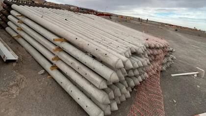 Los postes de luz para la electrificación de Pampa Clemesí yacen en un espacio abierto del poblado.