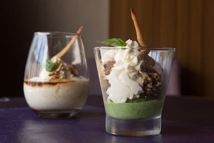 Los postres también tienen el sello regional, como la espumosa mousse de cayote con arrope de chañar y crocante de algarroba y el helado de albahaca.