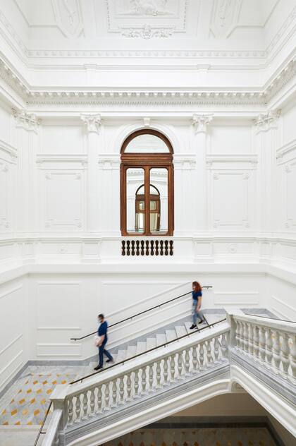 Los preciadísimos mármoles de Carrara, el material que domina el nuevo Apple Store y la escalera monumental del Palazzo Marignoli, puesta a nuevo