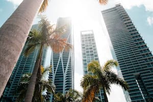 Cuántos dólares al año debe ganar una persona en Miami para vivir cómodamente en 2023