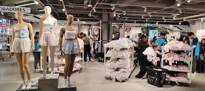 Los precios de la ropa de algodón son muy bajos y los de jeans van entre los ocho y los 29 euros.