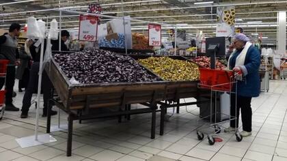 Los precios de muchos artículos de comida en Rusia están subiendo, a medida que se siente el impacto de las sanciones internacionales
