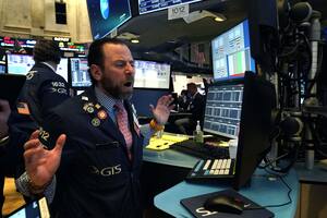 Los precios del petróleo anotaron su peor día en casi tres décadas. Arabia Saudita recortó su precio oficial de venta del crudo después de que Rusia se negó a bajar la producción, medida que intentaba acompañar un contexto de menor demanda provocada por el brote de coronavirus, pero generó el confli