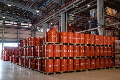 Los precios del petróleo bajaban alrededor de un 1%