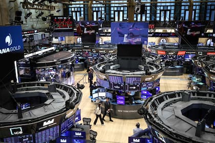 Los precios del petróleo subieron el martes y las acciones cayeron tras los ataques estadounidenses e israelíes contra la importante terminal de exportación de petróleo iraní en la isla de Kharg