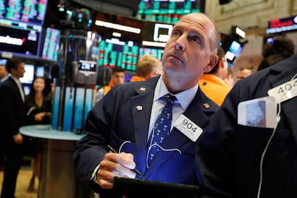 Los precios del petróleo subieron este lunes y los índices de la bolsa bajaron