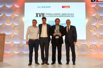 Justo Herrou, de CNH industrial, con el premio a la empresa como Mejor Fabricante de Maquinaria Agrícola