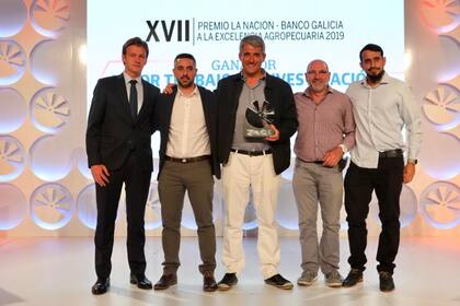 Con el premio Mejor Trabajo de Investigación. Javier Botto, jefe de laboratorio de Laboratorio Plasticidad del Desarrollo de las Plantas