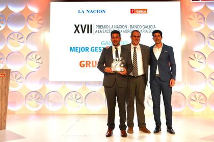Gastón González, de Tigonbu, con el galardón como Mejor Gestión Sustentable