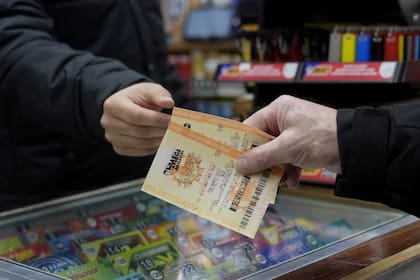 Los premios de la lotería se reclaman en el distrito donde se compró el billete y a veces se debe presentar una identificación