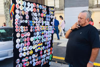 Los prendedores que se venden en Plaza de Mayo