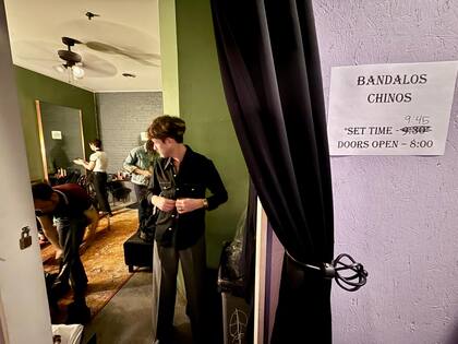 Los preparativos de Bandalos Chinos antes de saltar al escenario en Washington.