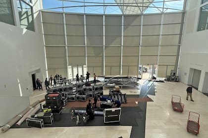 Los preparativos en un hall del "Donald J. Trump Instituto de la Paz de Estados Unidos" para la sesión inaugural del Consejo de Paz, en Washington, este jueves.