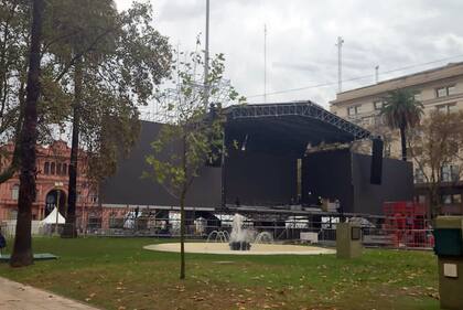 Los preparativos para el acto del 25 de Mayo en Plaza de Mayo; el escenario desde donde hablará Cristina Kirchner está de espaldas a la Casa Rosada