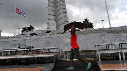 Los preparativos para la despedida de Fidel, ayer, en el mausoleo de José Martí, en La Habana