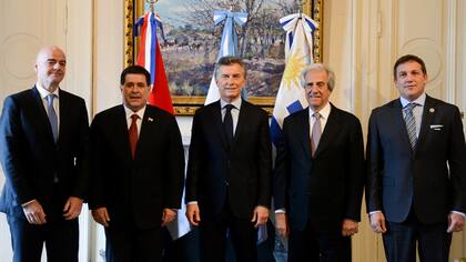 Los presdientes de Argentina, Uruguay y Paraguay, junto a Gianni Infantino y Alejandro Domínguez, titulares de la FIFA y la Conmebol, respectivamente