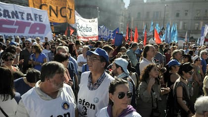 Los presentes frente a la carpa