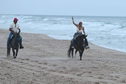 Los presentes quedaron absortos al ver pasar a la modelo, que practica equitación desde pequeña, y al deportista paseando por la orilla del mar