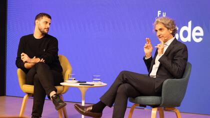 Los presentes recibieron el libro "La segunda mitad".