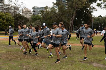 Los presentes se prepararon con una entrada en calor en equipo.