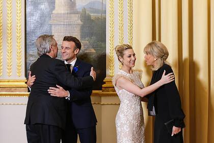 Los presidentes Alberto Fernández y Emmanuel Macron, en un encuentro, junto a las primeras damas