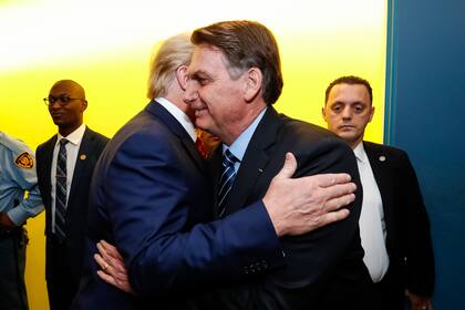 Los presidentes de Estados Unidos y Brasil, Donald Trump y Jair Bolsonaro, se saludan en Nueva York el 24 de septiembre de 2019