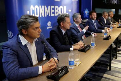 Los presidentes de Flamengo, River, y de las federaciones de Brasil y Argentina, junto con Alejandro Domínguez, titular de Conmebol