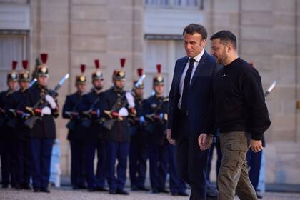 Los presidentes de Francia, Emmanuel Macron, y Ucrania, Volodimir Zelensky (Archivo)