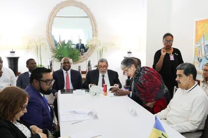 Los presidentes de Guyana y Venezuela, Mohamed Irfaan Ali y Nicolás Maduro, en San Vicente y las Granadinas