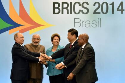 Los presidentes de los cinco países fundadores se saludan en la cumbre que se realiza en Brasil
