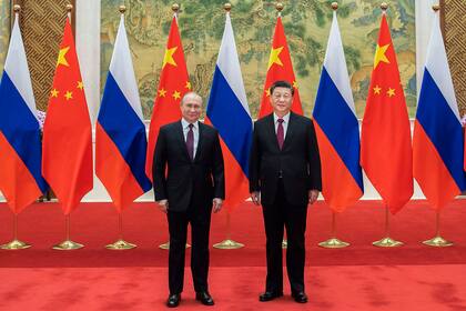 Los presidentes de Rusia, Vladimir Putin (izq) y China, Xi Jinping,  durante un encuentro en Beijing el 4 de febrero del 2022. (Li Tao, de la agencia noticiosa china Xinhua, vía AP, File).