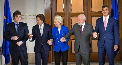 Los presidentes del Mercosur y la presidenta de la Comisión Europea en la última cumbre en Montevideo, Uruguay