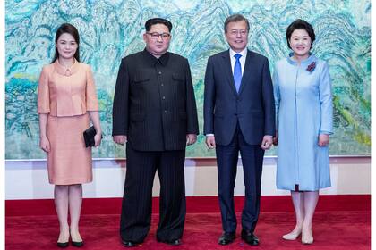 Los presidentes posan para una foto junto a sus esposas