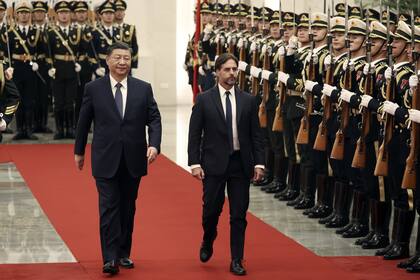 Los presidentes Xi Jinping y Luis Lacalle Pou, en Pekín, China. (Florence Lo/Pool Photo via AP)