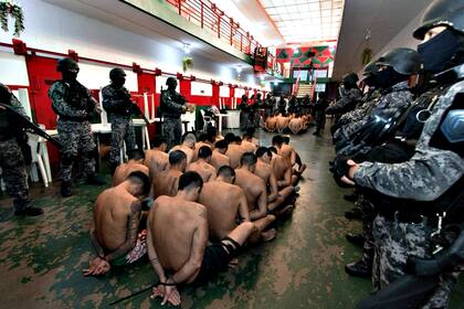 Los presos son sacados de sus celdas por del Grupo de Operaciones Especiales Penitenciarias (GOEP)