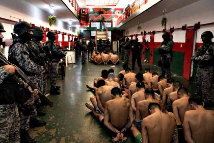 Los presos son sacados de sus celdas por miembros del GOEP en el penal de Piñero.