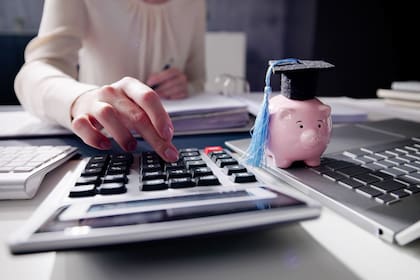 Los préstamos estudiantiles son el principal impedimento que atraviesan los graduados para comprar una casa (Canva)