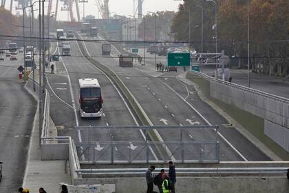 Los primero vehículos en circular por el Paseo del Bajo
