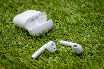 Los primeros AirPods de Apple fueron presentados en 2016; el nombre es un juego de palabras con los EarPods, los auriculares con cable que anunció en 2012