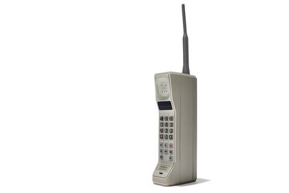 Los primeros celulares no tenían pantalla, sino unos LED para mostrar los números; tampoco tenían agenda de contactos