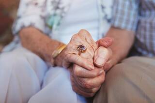 ¿El coronavirus está profundizando o cerrando la brecha generacional?