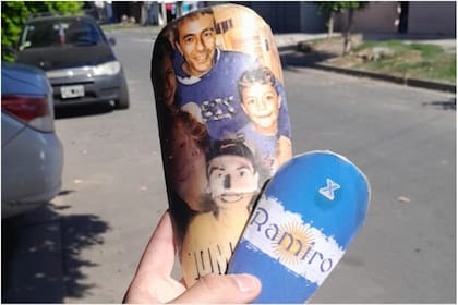 Los primeros dos modelos de canilleras que creó Tomás y decantaron en la creación de Fenikks
Foto: Gentileza Tomás Machuca