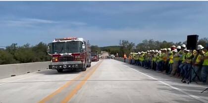 Los primeros en cruzar el puente fueron los bomberos de Marble Falls