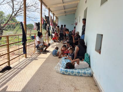 Los primeros en ser evacuados fueron las mujeres y niños, quienes en estos días empezaron a regresar a sus territorios