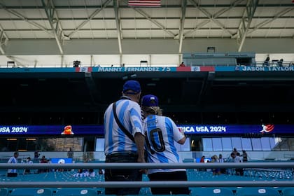 Los primeros hinchas argentinos en ingresar a las tribunas del Hard Rock Stadium