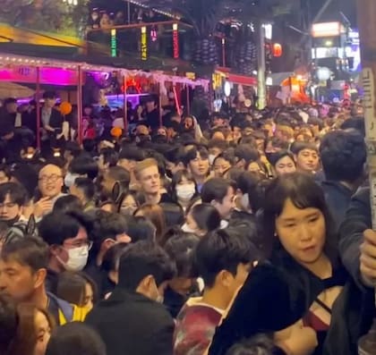 Los primeros indicios indicaron que muchas víctimas quedaron atrapadas en un callejón estrecho.