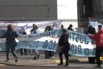 Los primeros manifestantes comenzaron a copar la Plaza de la República